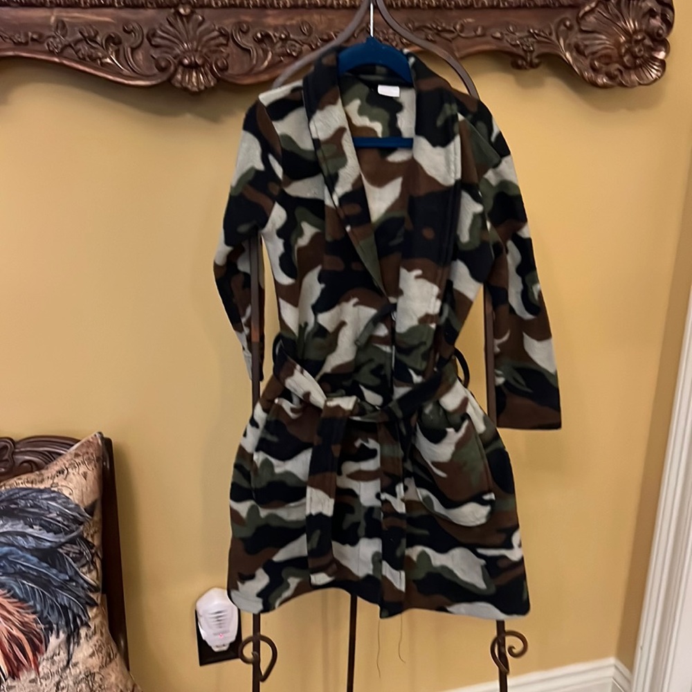 Little boy’s camouflage robe. GUC
